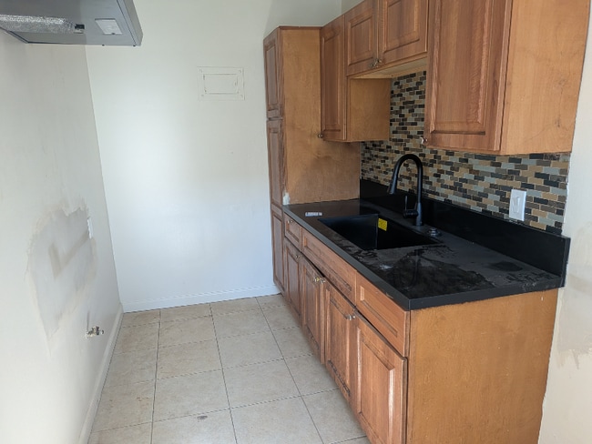 1727 Pine Ave in Long Beach, CA - Foto de edificio - Building Photo