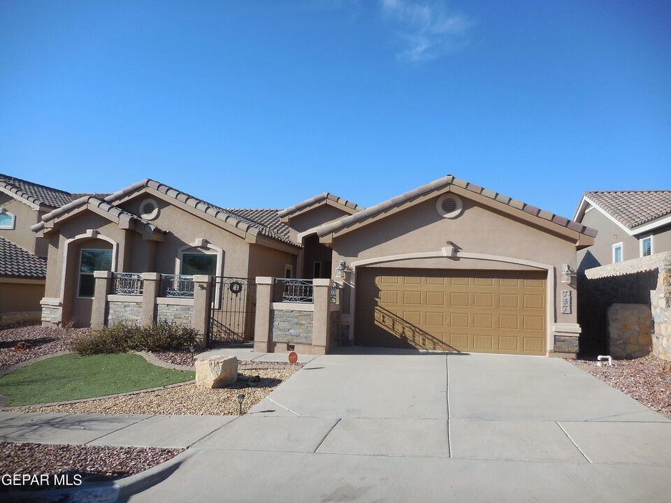 737 Colonial Bluff St in El Paso, TX - Building Photo