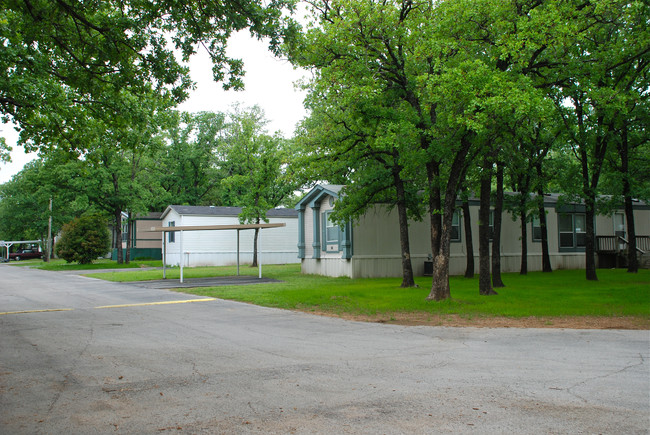 Thousand Oaks Mobile Home Park in Mansfield, TX - Building Photo - Building Photo