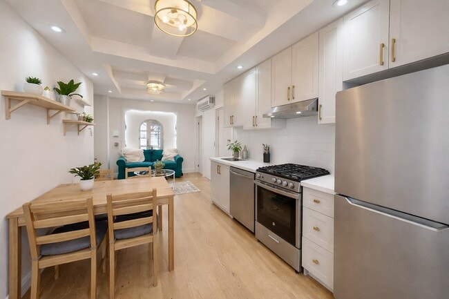 135 Earl Pl in Toronto, ON - Building Photo - Building Photo