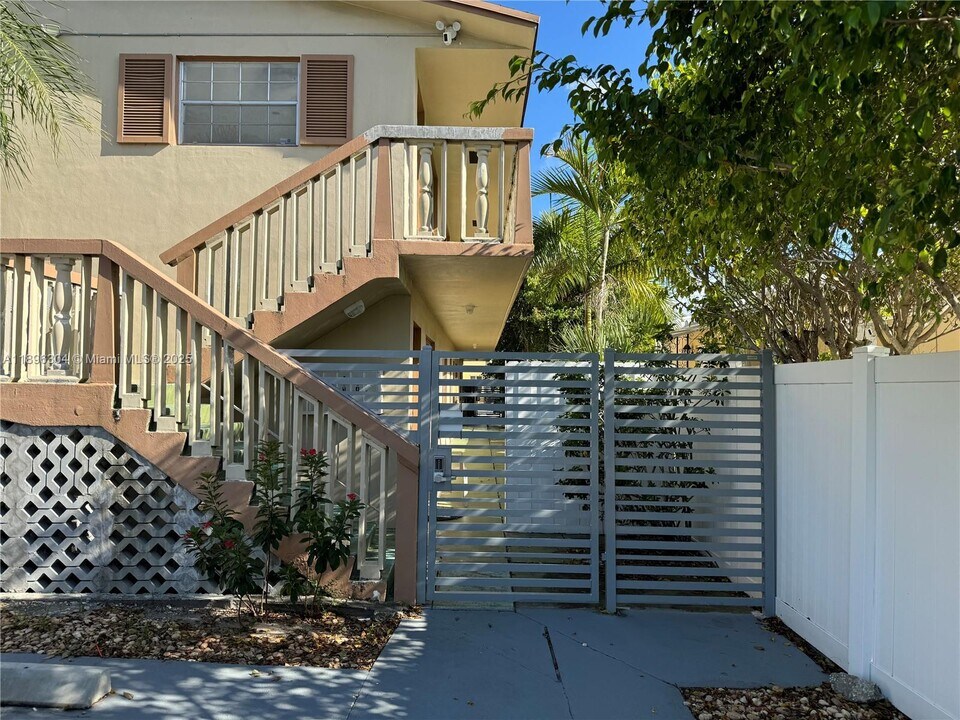 2008 Pierce St in Hollywood, FL - Building Photo