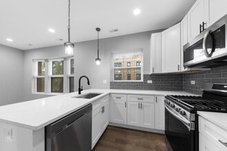 1407 W Flournoy St, Unit 2 in Chicago, IL - Building Photo - Building Photo