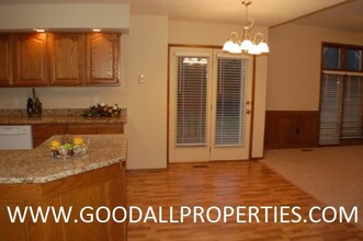 924 Prairie View Dr in West Des Moines, IA - Building Photo - Building Photo