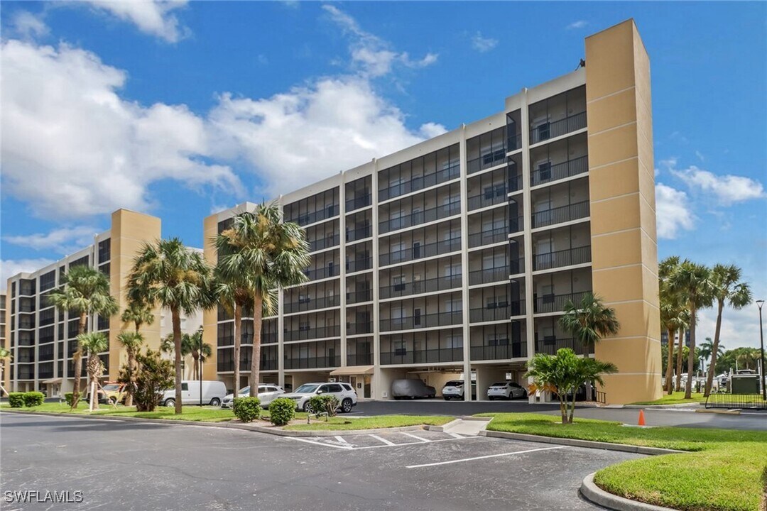 4421 Bay Beach Ln in Fort Myers Beach, FL - Foto de edificio