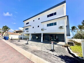 2203 N Surf Rd in Hollywood, FL - Building Photo - Building Photo