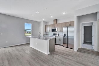 1310 NW Juanita Pl in Cape Coral, FL - Foto de edificio - Building Photo