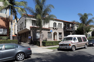 335 S Cloverdale Ave in Los Angeles, CA - Building Photo - Primary Photo