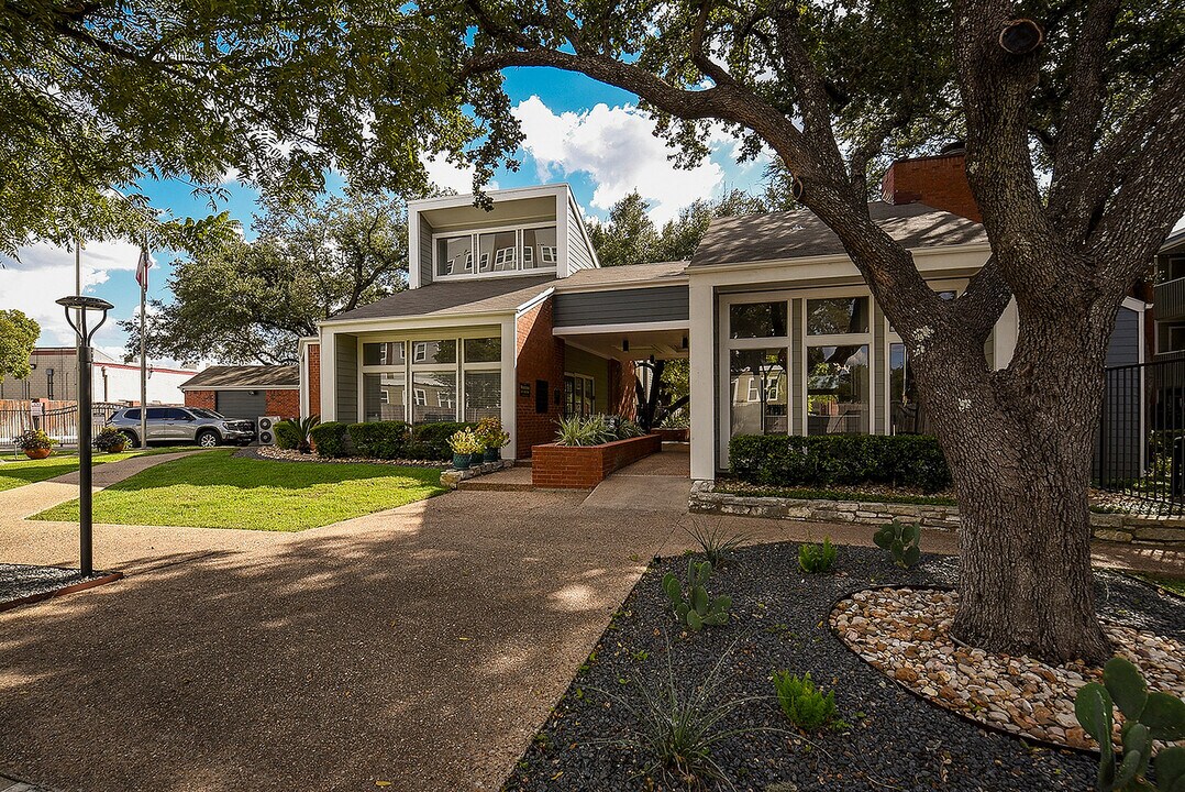 Woodchase Apartments in Austin, TX - Building Photo