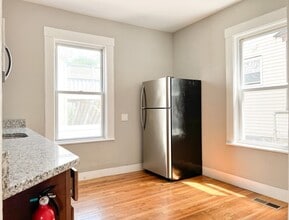 642 Moody St in Waltham, MA - Foto de edificio - Building Photo