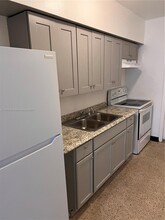 1946 NE 167th St-Unit -3 in North Miami Beach, FL - Foto de edificio - Building Photo