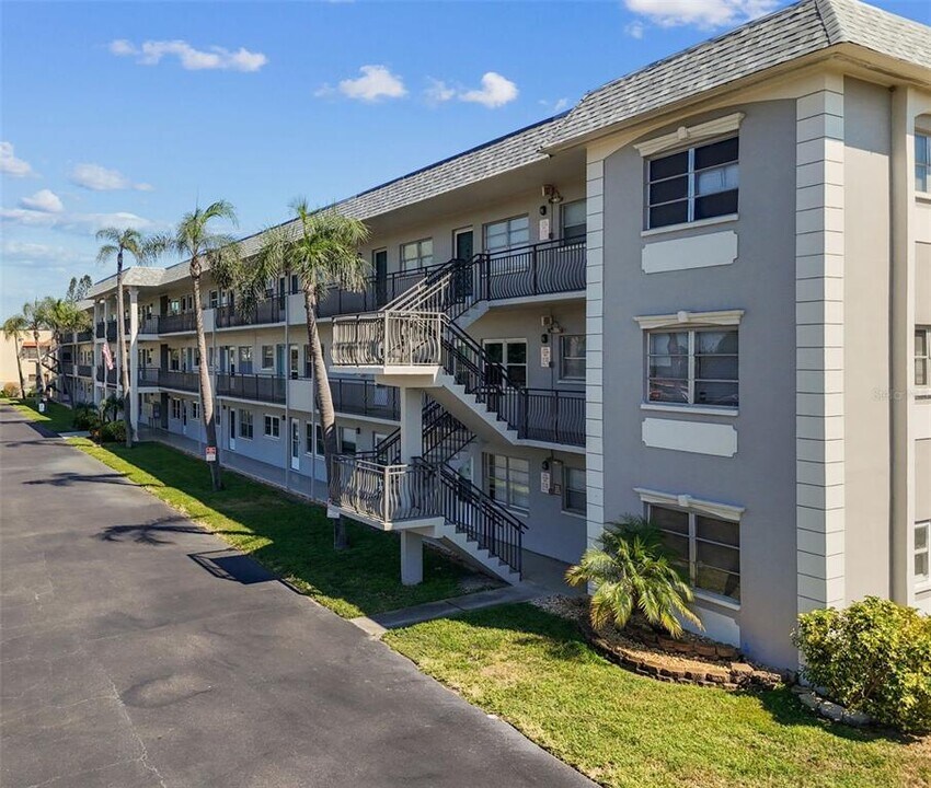 211 Pasadena Ave N in St. Petersburg, FL - Building Photo