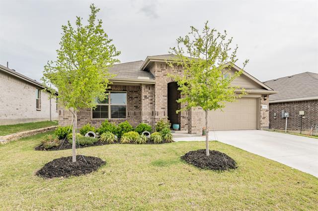 1385 Dillard Creek Dr in Justin, TX - Building Photo