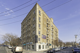 Pelham Bay Condos in Bronx, NY - Foto de edificio - Primary Photo