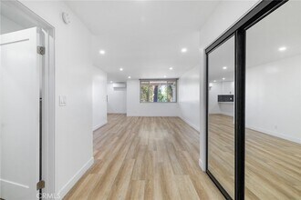 17000 Burbank Blvd, Unit 301 in Los Angeles, CA - Building Photo - Building Photo