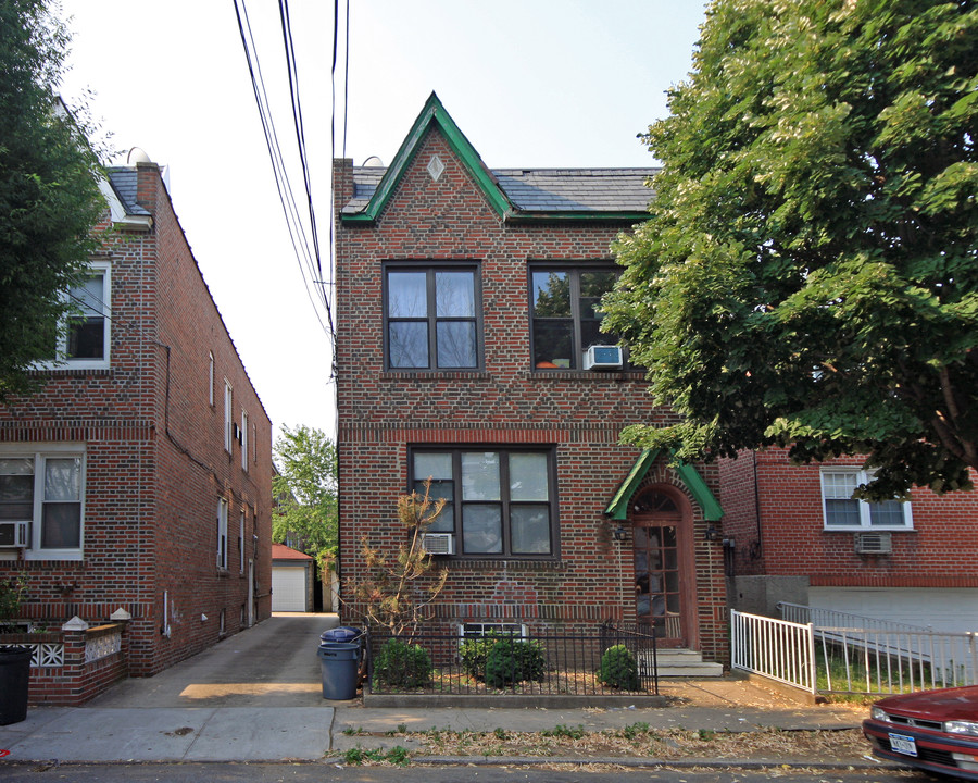 67-12 50th Ave in Flushing, NY - Building Photo