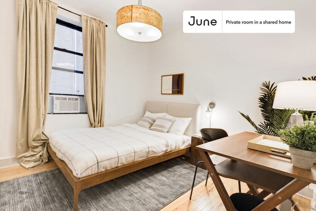 Private bedroom in 4 bed/1 bath Home in New York, NY - Building Photo
