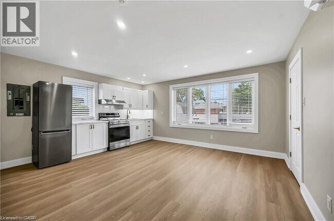 1466 Main St E in Hamilton, ON - Building Photo - Building Photo