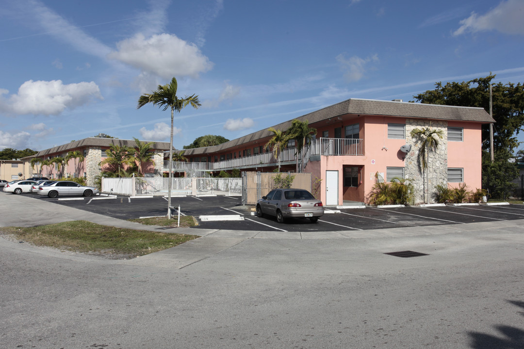 Palm Terrace in Fort Lauderdale, FL - Building Photo