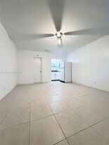 1721 Plunkett St in Hollywood, FL - Building Photo