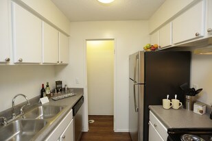 Willow Lake in Kansas City, MO - Building Photo