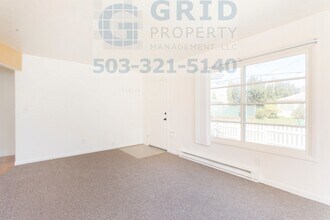 8324 SE Glenwood St in Portland, OR - Building Photo - Building Photo