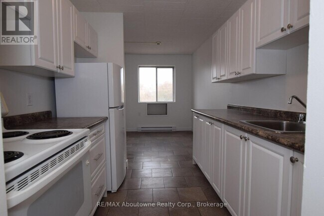 36 Freeborn Ave in Brantford, ON - Building Photo - Building Photo