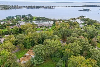 49 Grosset Rd in Greenwich, CT - Building Photo - Building Photo