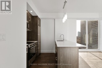 255-255 Bay St in Ottawa, ON - Building Photo - Building Photo