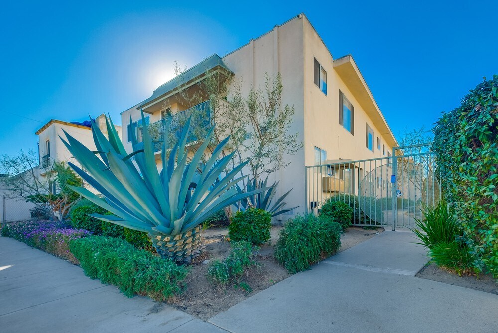 6611 S. Victoria Ave in Los Angeles, CA - Building Photo