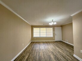 1013 14th Ave N in Texas City, TX - Building Photo