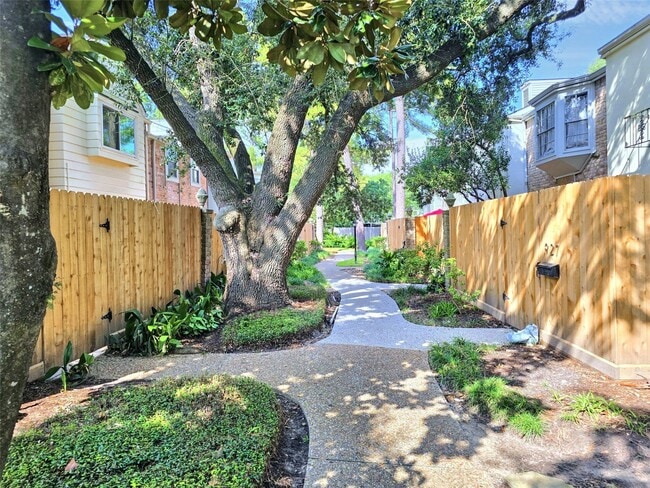 933 Wax Myrtle Ln in Houston, TX - Building Photo - Building Photo
