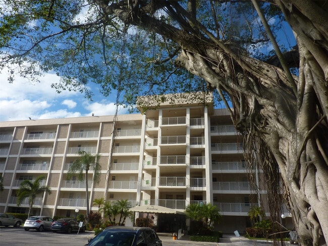 2651 S Course Dr in Pompano Beach, FL - Foto de edificio - Building Photo