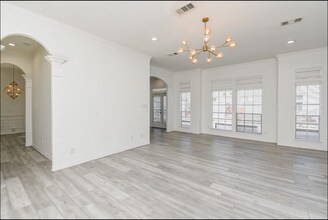 5217 Blossom St, Unit B in Houston, TX - Building Photo - Building Photo