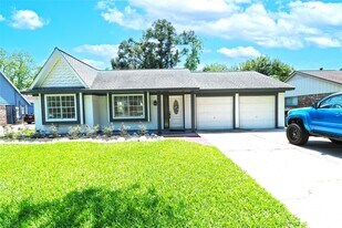 9211 Blankenship Dr in Houston, TX - Building Photo