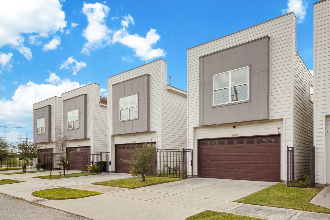 2509 Des Chaumes St in Houston, TX - Building Photo
