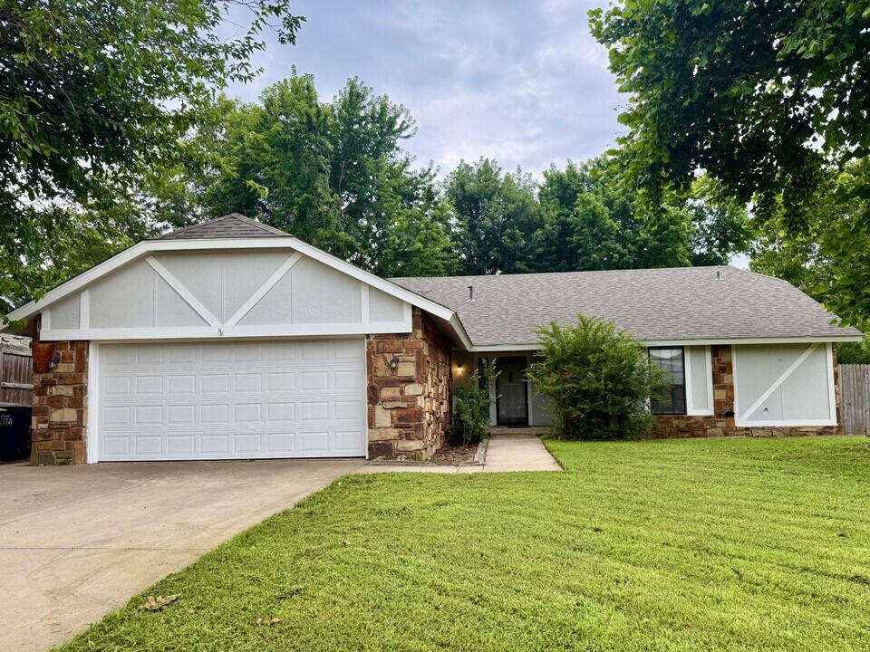 210 W 115th St S in Jenks, OK - Building Photo