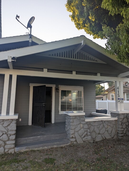 415 Paloma Dr in Pomona, CA - Foto de edificio