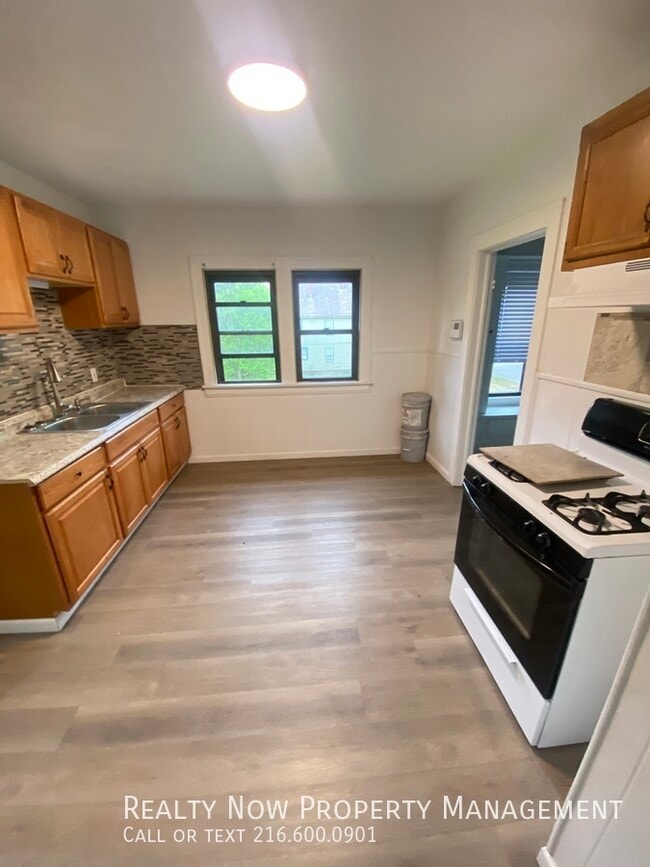 9612 Lamontier Ave in Cleveland, OH - Foto de edificio - Building Photo