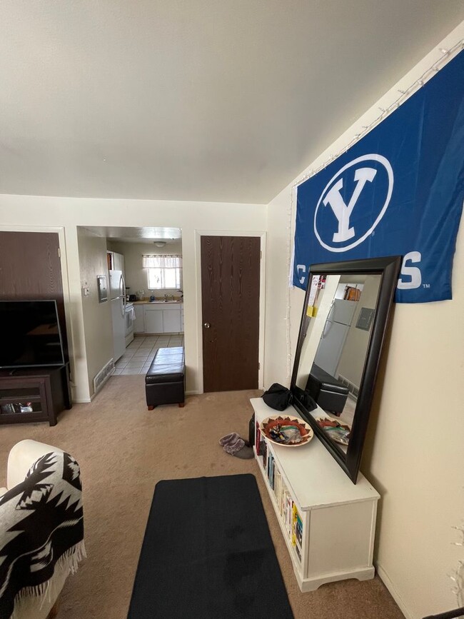 627 600 W in Provo, UT - Foto de edificio - Building Photo