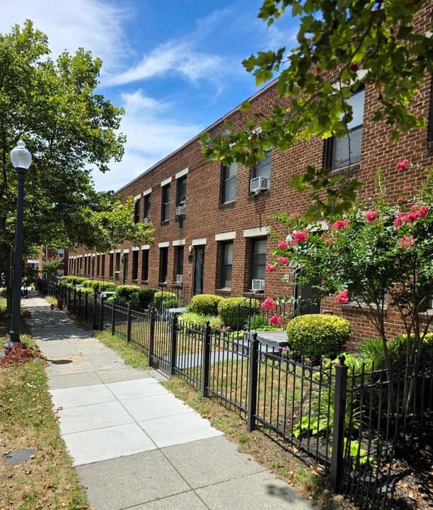 1132 16th St NE in Washington, DC - Building Photo