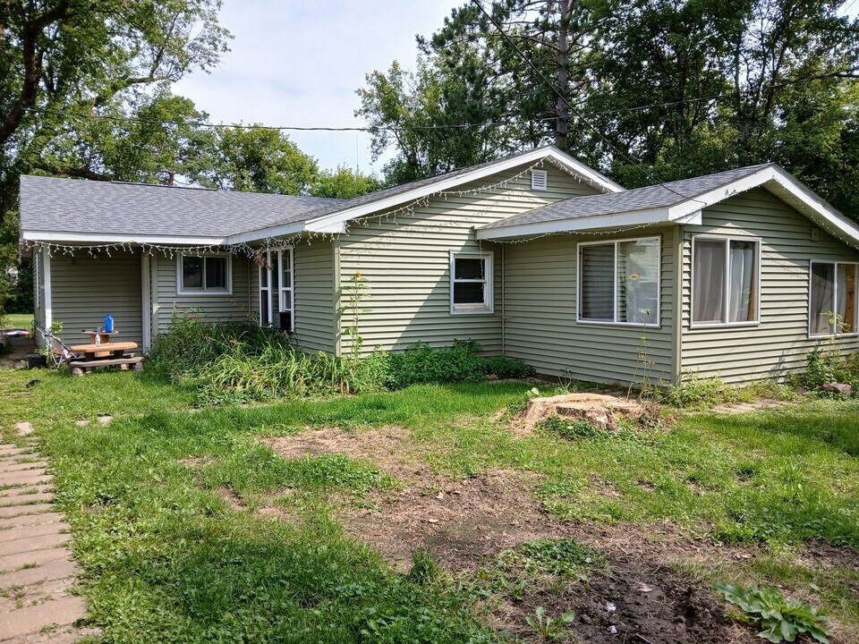 202 1/2 US-2 in Hinckley, MN - Building Photo