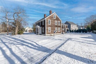 1382 Hope St in Bristol, RI - Foto de edificio - Building Photo