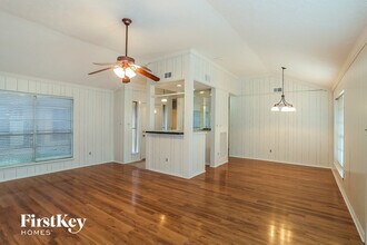 613 W Castle Harbour Dr in Friendswood, TX - Building Photo - Building Photo