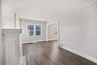 2407 E 67th Terrace in Kansas City, MO - Foto de edificio - Building Photo