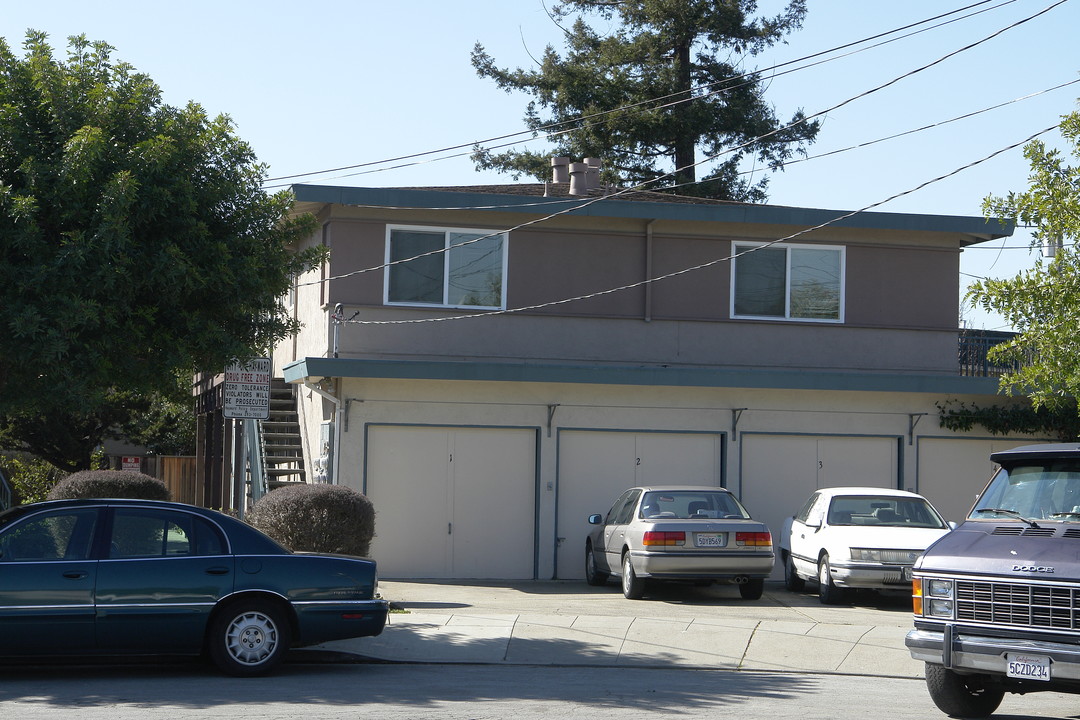 Harris Court in Hayward, CA - Building Photo