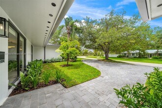15121 SW 69th Ct in Palmetto Bay, FL - Building Photo - Building Photo