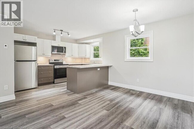 38 Viewpoint Ave in Hamilton, ON - Building Photo - Building Photo