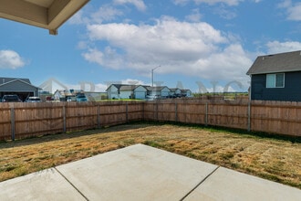 5281 N Toben Ct in Bel Aire, KS - Building Photo - Building Photo