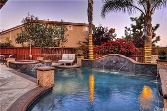 325 Canal Wy in Costa Mesa, CA - Building Photo - Building Photo