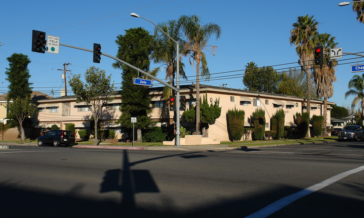 11121 Chapman Ave in Garden Grove, CA - Building Photo